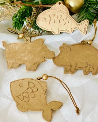 Zlaté prasátko nebo kapřík? 🌟 Jsou tu! Ozdoba na Váš stromeček nebo dáreček pro blízké, kamarády i kolegy 💛 Maličkost •...